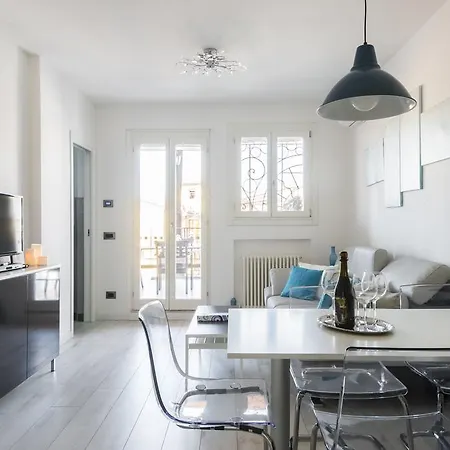 Apartamento Attico Del Duomo Módena Exterior foto